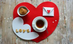 Tovagliette colazione fai da te a forma di cuore, con biscotti, tè e una busta con un cuore.