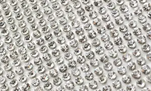 Strass non termoadesivi, perfetti per decorare tessuti e accessori. Scopri come applicare questi brillanti per un tocco di luce unico.