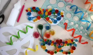 Maschere di carnevale da realizzare con i bambini: forbici, colla, stencil e strisce colorate per creare capolavori di quilling.