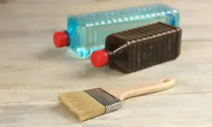 Pennello e bottiglie di solvente, utili per pulire e diluire vernici. L'acquaragia a cosa serve? A rendere più lavorabili i colori a olio e a pulire gli attrezzi.