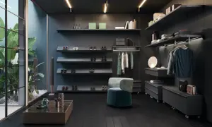 Armadio moderno con ripiani a vista per organizzare scarpe e vestiti. Soluzione elegante per organizzare armadio senza cassetti, con pouf e piante.