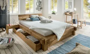 Letto in legno grezzo con cassetti, un'idea per letti fai da te. Arredamento rustico e funzionale.