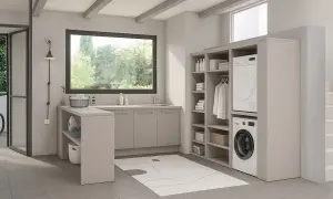 Lavanderia moderna con lavatrice, asciugatrice e armadi a giorno. Ottime idee lavanderia per organizzare lo spazio.