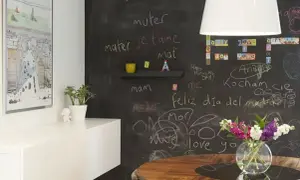 Parete lavagna idee: messaggi d'amore in varie lingue, disegni e un quadro moderno. Un tocco creativo per la casa.