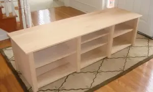 Mobiletto fai da te in legno grezzo, con sei vani a giorno, perfetto per organizzare scarpe o libri nell'ingresso.