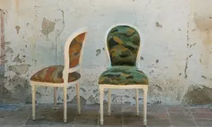 Due sedie con tessuti colorati e fantasiosi, perfette come idee per ricoprire sedie e dare un tocco unico all'arredo.