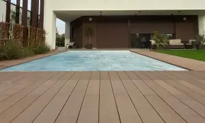 Pavimento per balcone in legno composito, con piscina coperta e zona relax sullo sfondo.