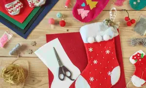 Materiali per calze Befana personalizzate fai da te: feltro, forbici, nastri, bottoni e perline per creare decorazioni uniche.
