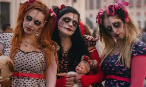 Tre ragazze con trucco da bambola spaventosa, perfetti costumi halloween fai da te donna.