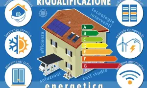 Illustrazione di una casa con pannelli solari, che mostra consigli per risparmiare energia: isolamento, infissi, impianto termico, energie rinnovabili e automazione.
