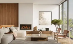 Accogliente soggiorno con camino, divano modulare e due poltroncine in legno. L'arredamento stile scandinavo è esaltato dai toni neutri e dai materiali naturali.
