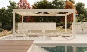 Pergola moderna con tetto a lamelle regolabili, ideale per definire uno spazio esterno. La differenza tra pergola e gazebo è la struttura aperta della pergola.