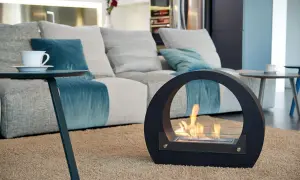 Un moderno caminetto a bioetanolo crea un'atmosfera accogliente, ideale per decidere se è meglio stufa a gas o bioetanolo.