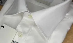 Dettaglio di una camicia bianca con colletto e bottoni. Un'idea su come sbiancare una camicia bianca ingiallita.