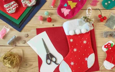 Materiali per calze Befana personalizzate fai da te: feltro, forbici, nastri, bottoni e perline per creare decorazioni uniche.
