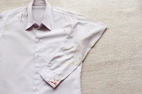 Camicia bianca in cotone con macchie di ruggine. Come togliere macchie di ruggine dal cotone bianco.