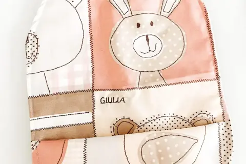 Bavaglini per adulti fai da te con simpatici animaletti e il nome "Giulia". Perfetti per un regalo personalizzato.