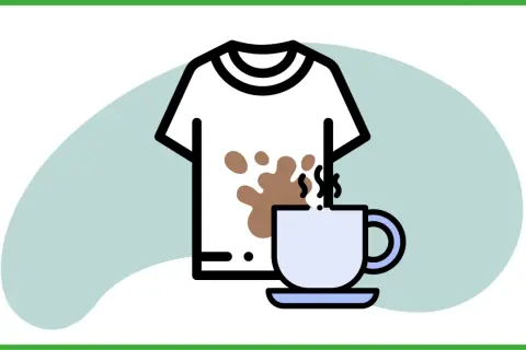 Magiche macchie di caffè su cotone, una tazza fumante accanto a una maglietta macchiata.