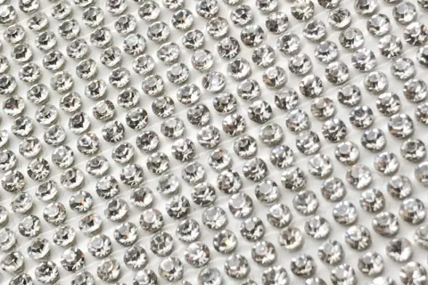 Strass non termoadesivi, perfetti per decorare tessuti e accessori. Scopri come applicare questi brillanti per un tocco di luce unico.
