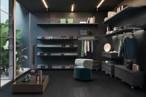 Armadio moderno con ripiani a vista per organizzare scarpe e vestiti. Soluzione elegante per organizzare armadio senza cassetti, con pouf e piante.