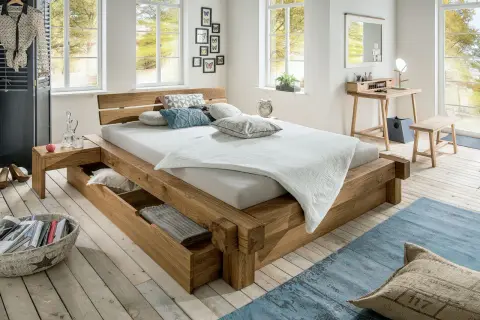 Letto in legno grezzo con cassetti, un'idea per letti fai da te. Arredamento rustico e funzionale.