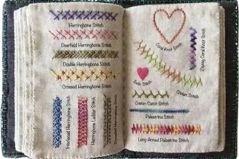 Libro di campioni di ricamo con varie tecniche, tra cui punto pieno, punto spina di pesce e punto corallo.