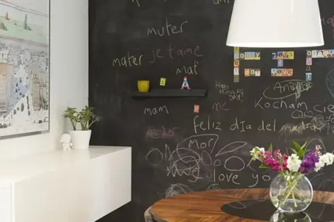 Parete lavagna idee: messaggi d'amore in varie lingue, disegni e un quadro moderno. Un tocco creativo per la casa.