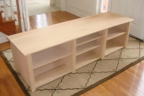 Mobiletto fai da te in legno grezzo, con sei vani a giorno, perfetto per organizzare scarpe o libri nell'ingresso.