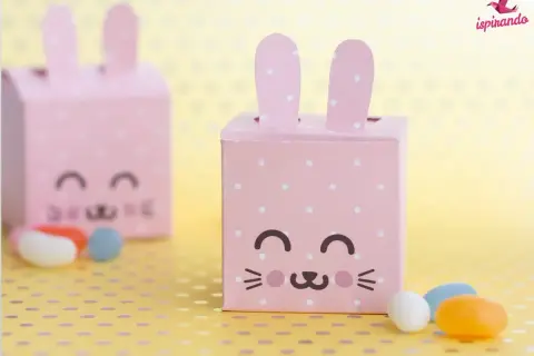 Dolci idee porta caramelle fai da te per bambini: scatoline rosa a pois a forma di coniglietto, perfette per Pasqua.