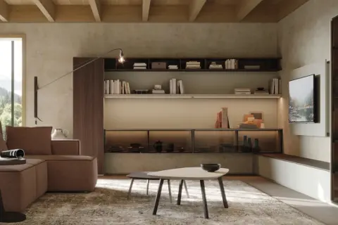Soggiorno moderno con divano marrone, tavolini, libreria a parete e TV. Ideale per chi cerca case da arredare con stile.