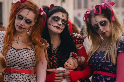 Tre ragazze con trucco da bambola spaventosa, perfetti costumi halloween fai da te donna.