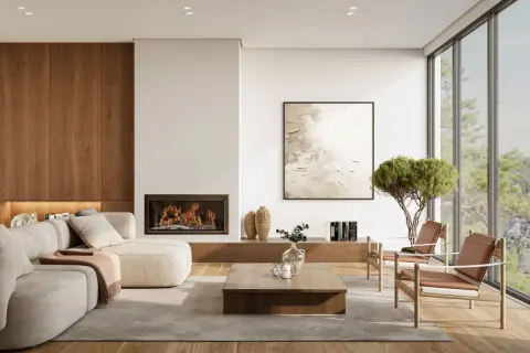Accogliente soggiorno con camino, divano modulare e due poltroncine in legno. L'arredamento stile scandinavo è esaltato dai toni neutri e dai materiali naturali.