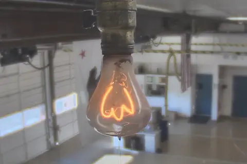 Una lampadina a incandescenza emette una luce calda e brillante, ma quale lampadina fa più luce? L'immagine mostra una lampadina accesa.