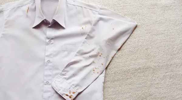 Camicia bianca in cotone con macchie di ruggine. Come togliere macchie di ruggine dal cotone bianco.