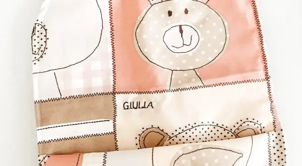 Bavaglini per adulti fai da te con simpatici animaletti e il nome "Giulia". Perfetti per un regalo personalizzato.
