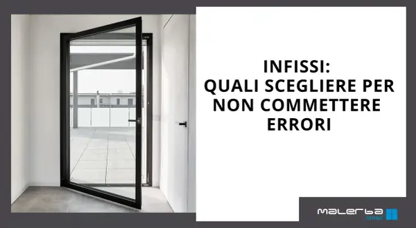 Infissi moderni con telaio nero aperto su un terrazzo. Guida alla scelta dei materiali per infissi per evitare errori.
