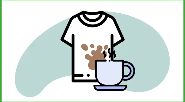 Magiche macchie di caffè su cotone, una tazza fumante accanto a una maglietta macchiata.