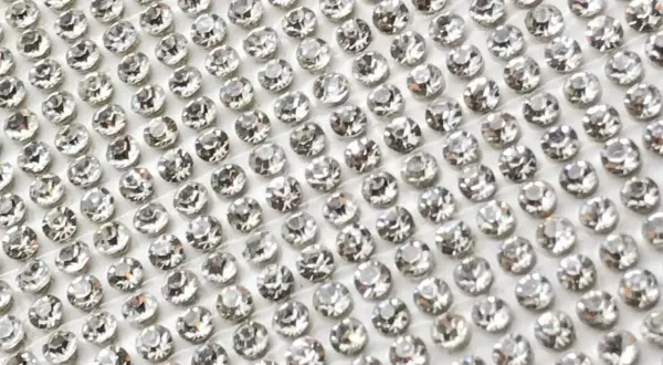 Strass non termoadesivi, perfetti per decorare tessuti e accessori. Scopri come applicare questi brillanti per un tocco di luce unico.