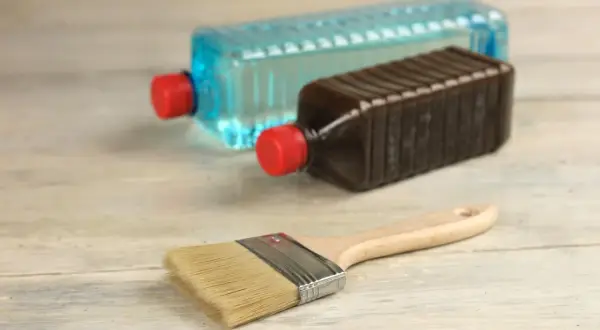 Pennello e bottiglie di solvente, utili per pulire e diluire vernici. L'acquaragia a cosa serve? A rendere più lavorabili i colori a olio e a pulire gli attrezzi.