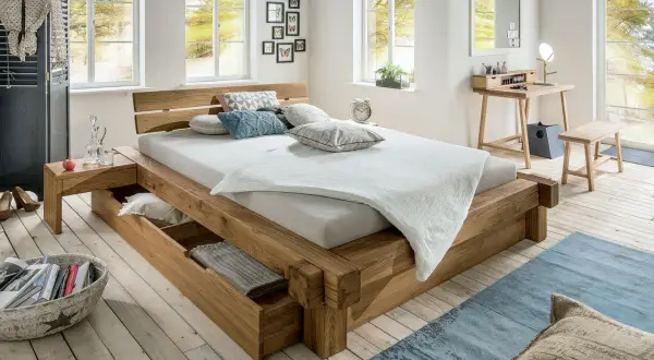 Letto in legno grezzo con cassetti, un'idea per letti fai da te. Arredamento rustico e funzionale.