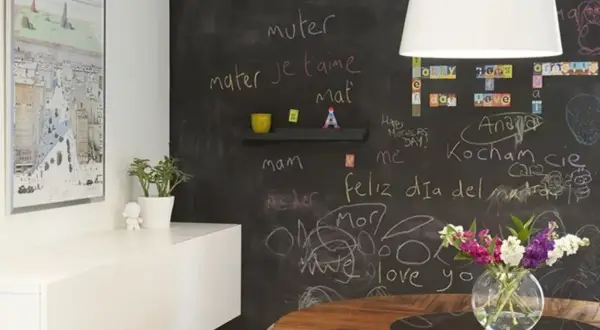Parete lavagna idee: messaggi d'amore in varie lingue, disegni e un quadro moderno. Un tocco creativo per la casa.