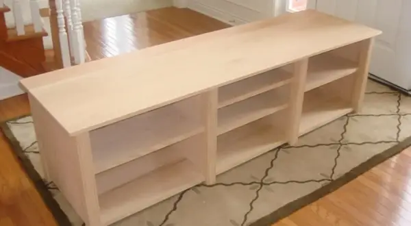 Mobiletto fai da te in legno grezzo, con sei vani a giorno, perfetto per organizzare scarpe o libri nell'ingresso.