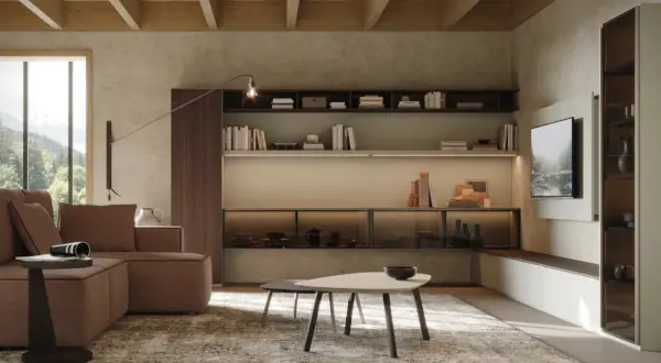 Soggiorno moderno con divano marrone, tavolini, libreria a parete e TV. Ideale per chi cerca case da arredare con stile.