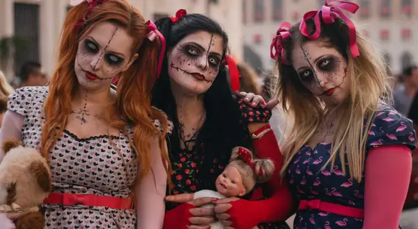 Tre ragazze con trucco da bambola spaventosa, perfetti costumi halloween fai da te donna.