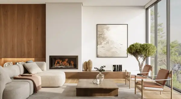 Accogliente soggiorno con camino, divano modulare e due poltroncine in legno. L'arredamento stile scandinavo è esaltato dai toni neutri e dai materiali naturali.