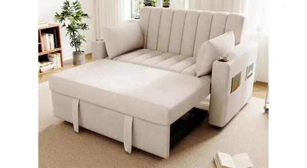 Divano letto beige con chaise longue estesa, ideale per chi cerca idee per trasformare il letto in divano. Pratico e moderno.
