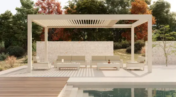 Pergola moderna con tetto a lamelle regolabili, ideale per definire uno spazio esterno. La differenza tra pergola e gazebo è la struttura aperta della pergola.