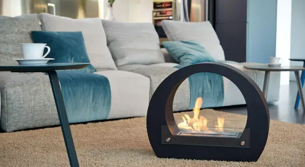 Un moderno caminetto a bioetanolo crea un'atmosfera accogliente, ideale per decidere se è meglio stufa a gas o bioetanolo.