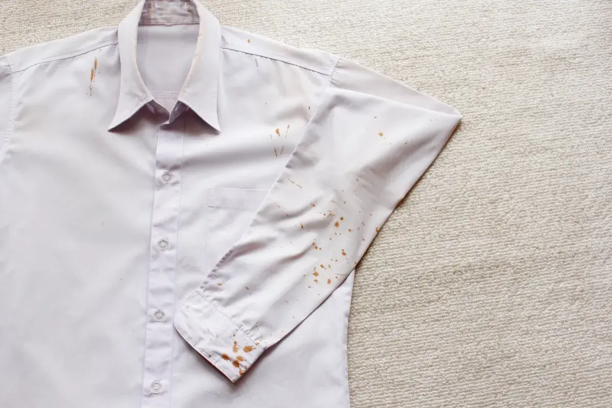 Camicia bianca in cotone con macchie di ruggine. Come togliere macchie di ruggine dal cotone bianco.