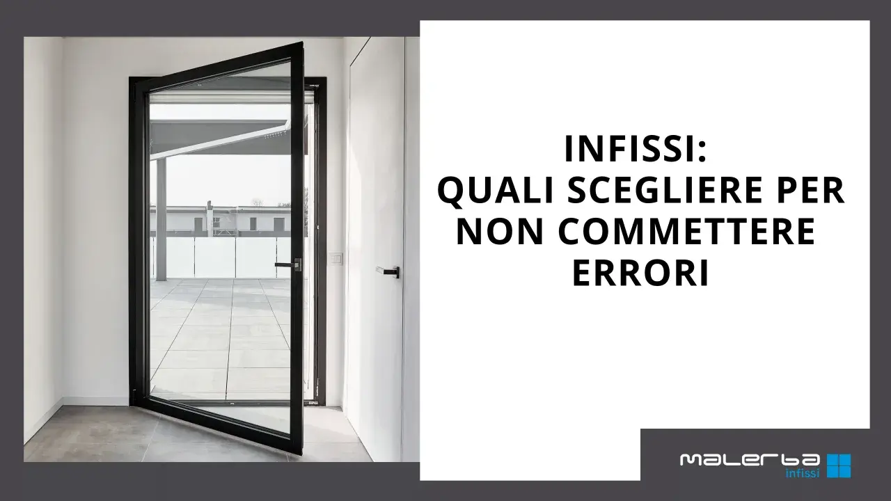 Infissi moderni con telaio nero aperto su un terrazzo. Guida alla scelta dei materiali per infissi per evitare errori.